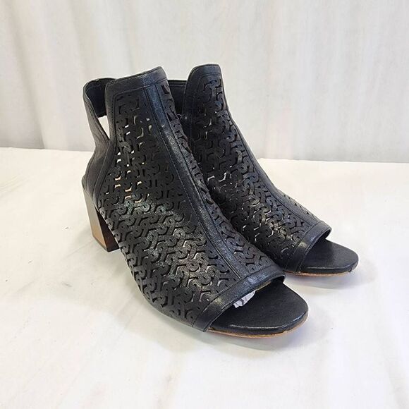 VINCE CAMUTO Womens Black  Sternat Peep Toe Block Heel Leather Shootie size 8.5 - Picture 1 of 10